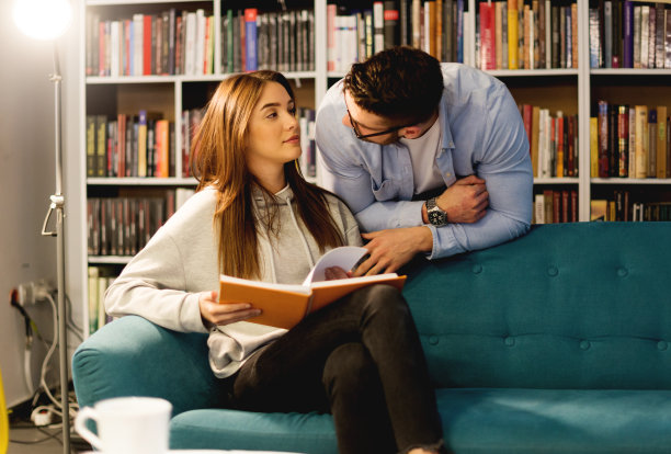 两个学生在图书馆图片下载