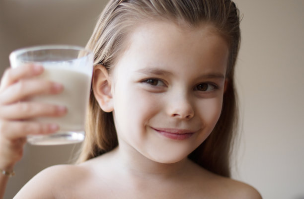 我的骨骼很健康，因为牛奶中含有钙。图片下载