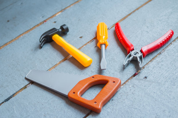 儿童教育发展玩具框架上的白色背景。前视图。平的。为文本复制空间。一套工程师玩具的孩子。男孩玩工具和玩具。一个工匠图片下载