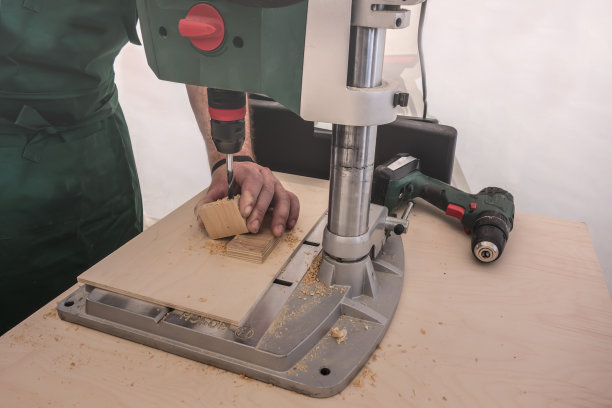 工人在木条上钻了一个洞图片下载