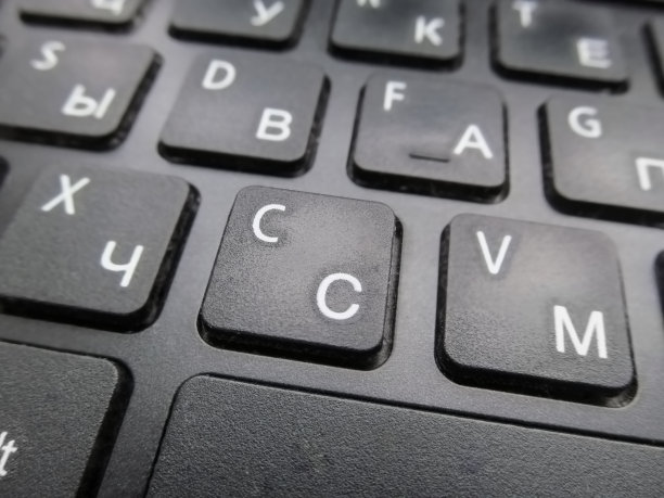 俄英笔记本电脑键盘的碎片，一个浅景深的图像图片下载