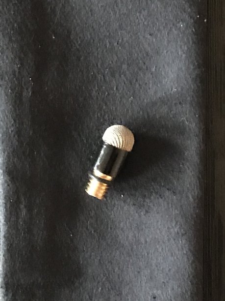 黑色背景上的圆盘触针的纤维尖图片下载