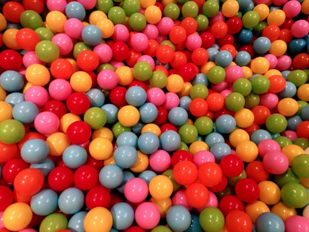 花花绿绿的塑料球图片下载