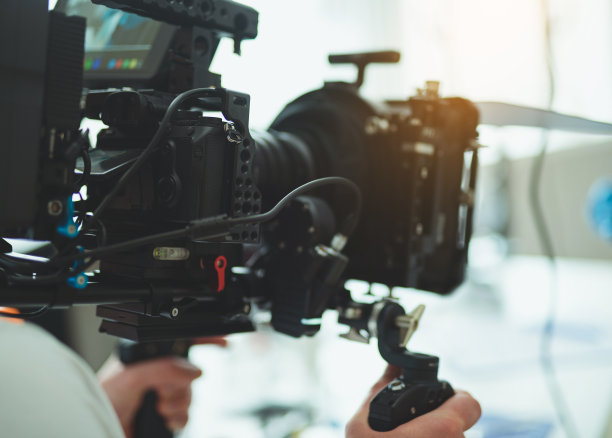 摄像机操作员在室内操作他的设备图片下载