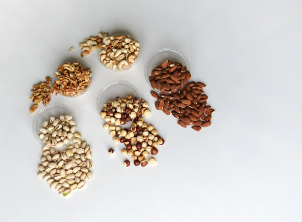 健康食品。坚果混合品种石桌俯视图。收集不同的豆类为背景图像近距离的坚果，开心果，杏仁，腰果，花生，核桃。图像图片下载