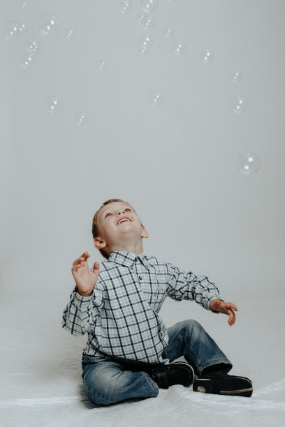 小男孩在玩肥皂泡图片下载