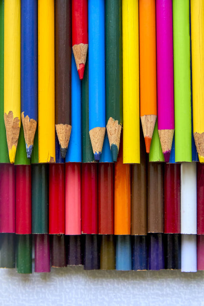 白色背景的彩色铅笔盒图片下载