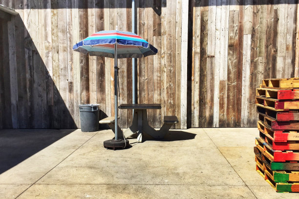 多色伞和木材图片下载