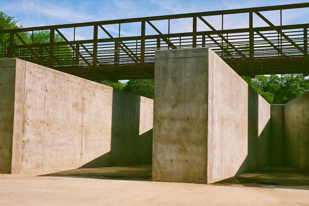 带阴影的钢桥和混凝土渡槽图片下载