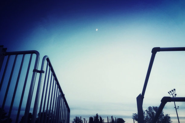 暮色中的月亮和两根栏杆图片下载