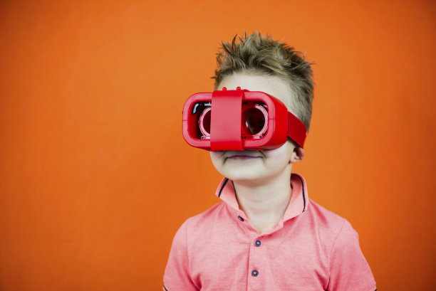 有趣的男孩玩手机虚拟现实眼镜图片下载