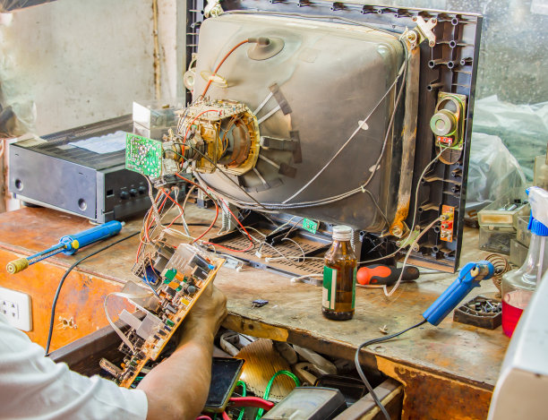 修理旧电视或电视机的技师图片下载