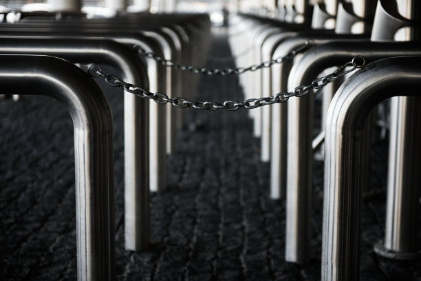 体育场的安全门上有铁链图片下载