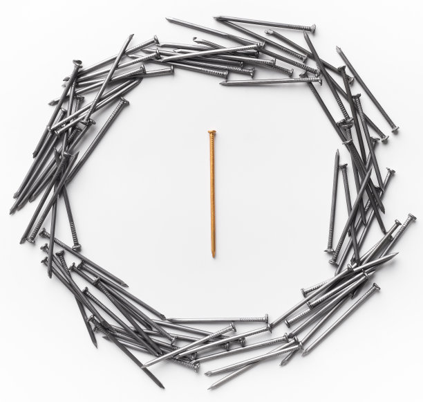 一个金色的钉子，周围是金属的图片下载