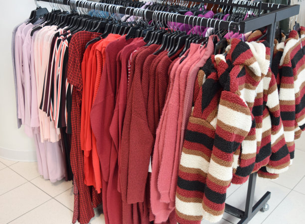 商店里的衣架图片下载