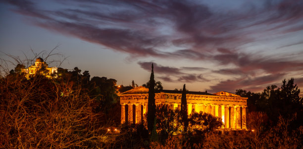 希腊雅典。日落时分，照亮赫菲斯托斯神庙和国家天文台图片下载