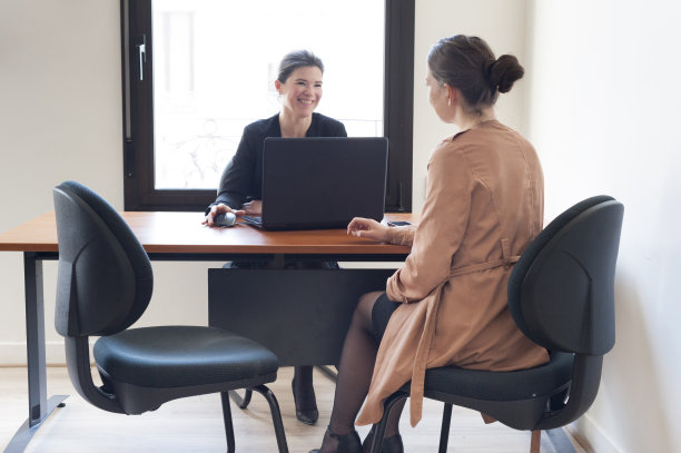 2名女性参加专业面试图片下载