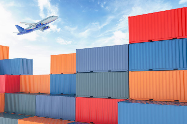 飞机在集装箱堆积物上飞行图片下载