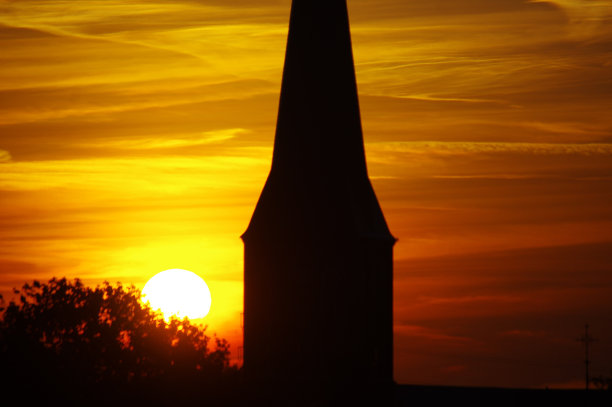 教堂塔楼的剪影图片下载