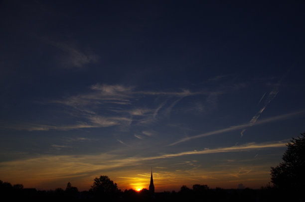 教堂塔楼的剪影图片下载
