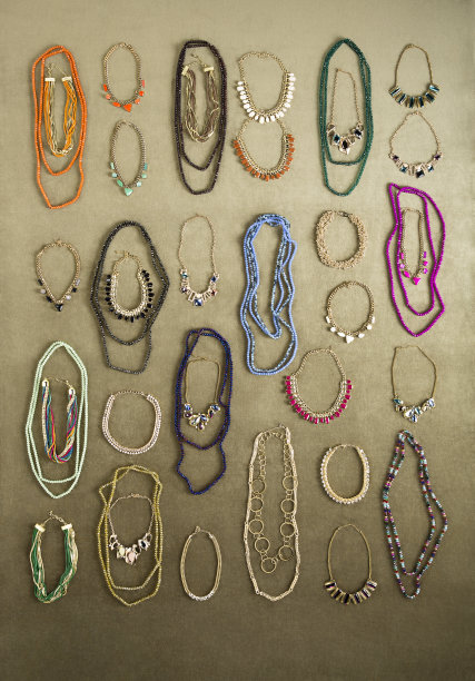 彩色背景上的不同种类的项链素材图片