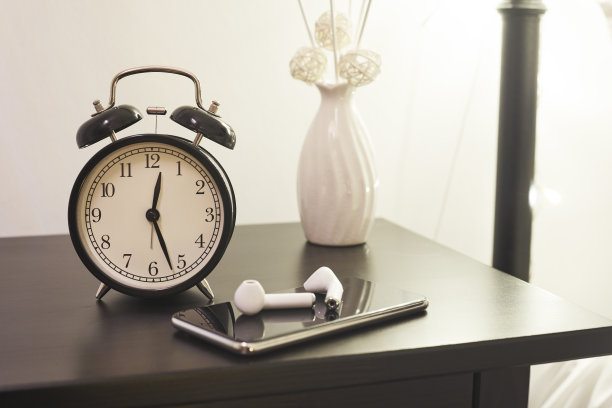 床头桌上的闹钟图片下载