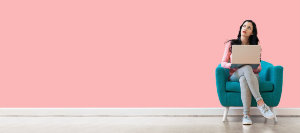 一个用笔记本电脑的女人图片下载