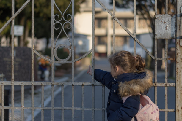 小女孩和铁门图片下载