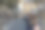 小女孩和铁门图片下载