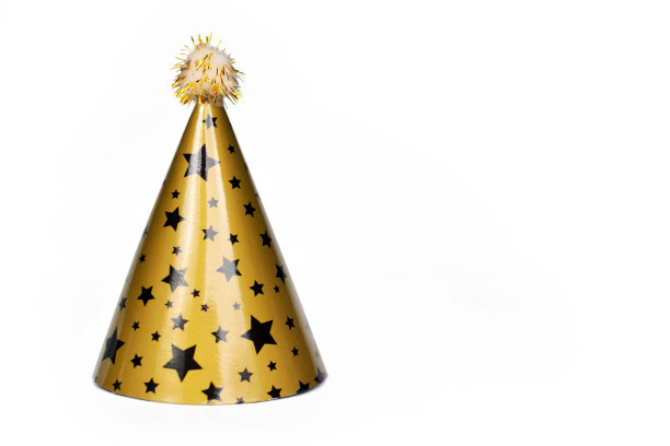 金色派对帽与黑色星星和绒球孤立在白色背景图片下载