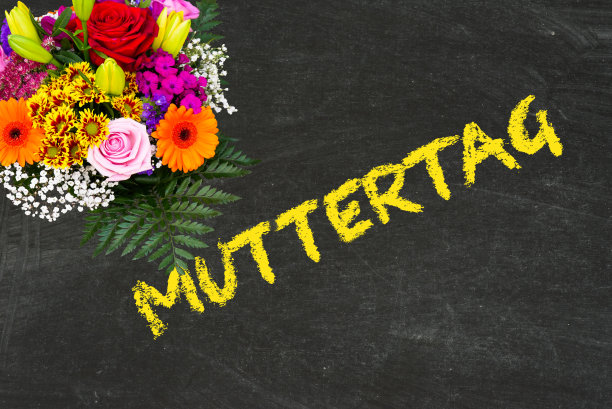 粉笔板，鲜花和母亲节图片下载