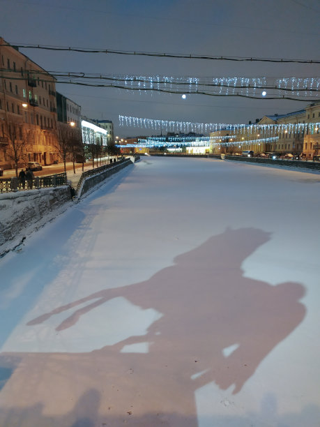 冬季傍晚河堤。图片下载