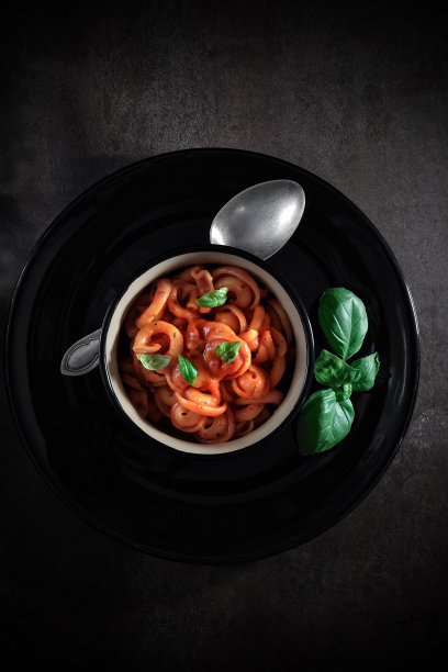 意大利番茄和罗勒意大利面图片下载