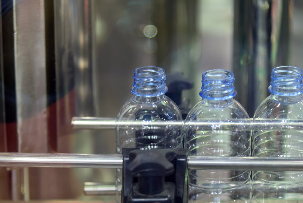 饮用水工厂传送带上的塑料瓶。图片下载