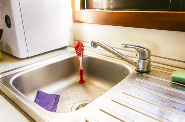 有水槽的家庭厨房。图片下载