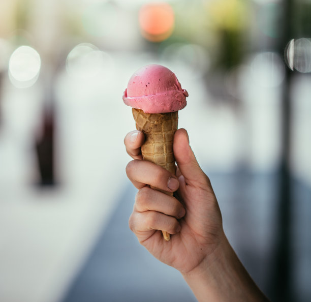 女人手里拿着草莓冰淇淋，美丽的夏日图片下载