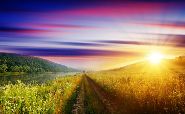 雄伟的夏日日落在河里。图片下载