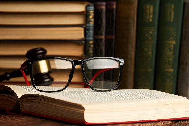 法槌、法律书籍与眼镜图片下载
