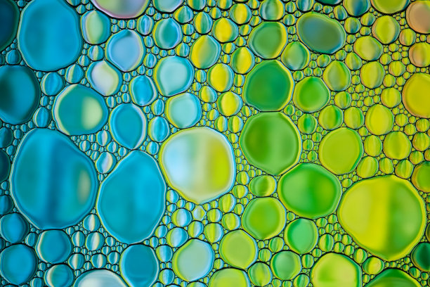 亮水油泡抽象背景。图片下载