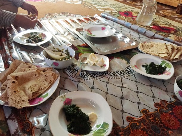 传统和流行的食物(Saag)由芥菜和黄油图片下载