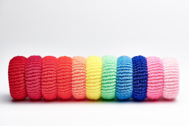 一排鲜艳的多色发圈。图片下载