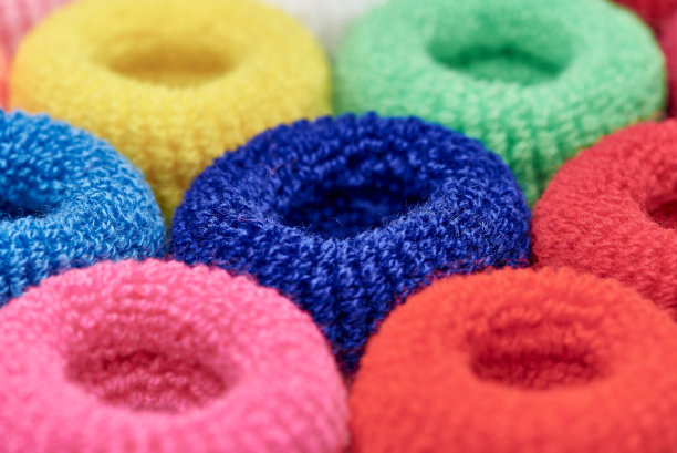 明亮的多色柔软发卷特写。图片下载