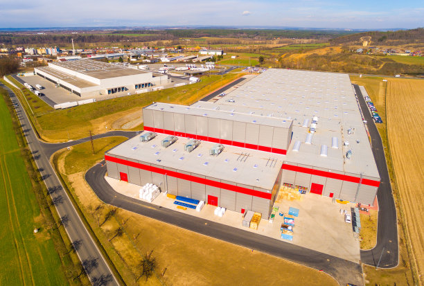 工业区，上面是仓库。皮尔森,捷克共和国。图片下载