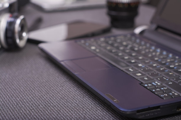 一台笔记本电脑，一台平板电脑和一部智能手机图片下载