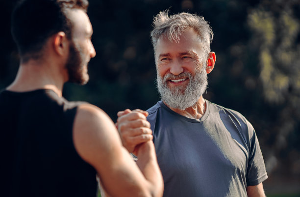 快乐的父子在户外问候图片下载