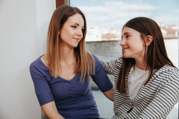 年轻的母亲和十几岁的女儿素材图片