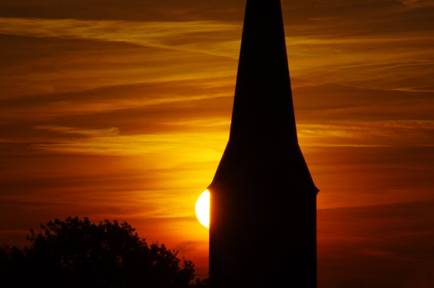 教堂塔楼的剪影图片下载