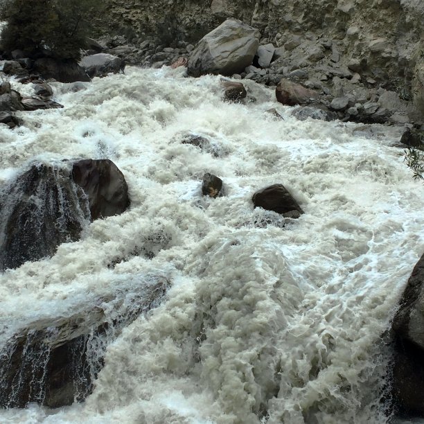 冰川的水快速流动图片下载