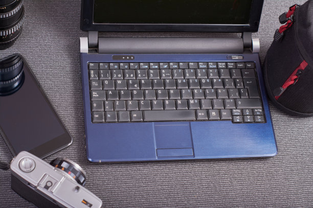 一台笔记本电脑，一台平板电脑和一部智能手机图片下载