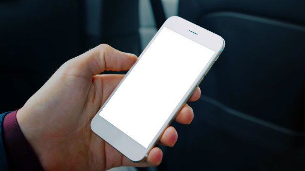 手持手机与空白白屏幕智能手机在车内背景图片下载